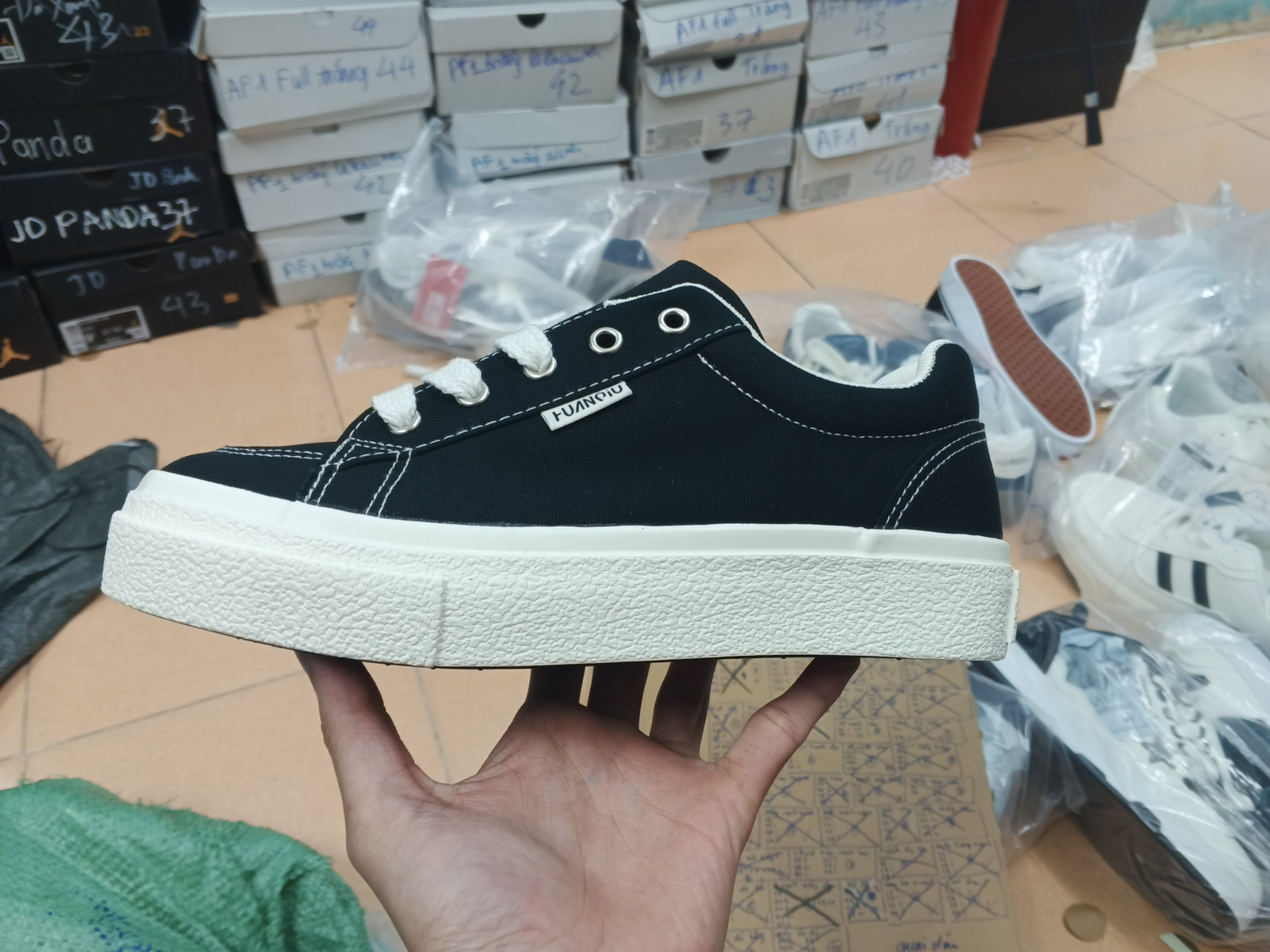 HQ đen đế trắng